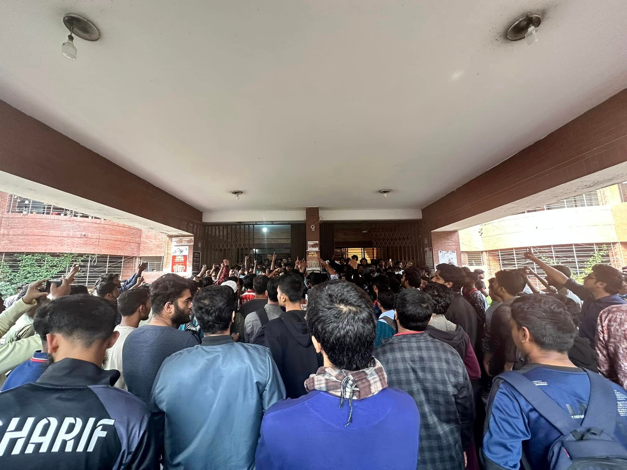 জাহাঙ্গীরনগরে পোষ্য কোটা বাতিল দাবিতে অনড় শিক্ষার্থীরা, কর্মচারীদের কর্মবিরতির ডাক