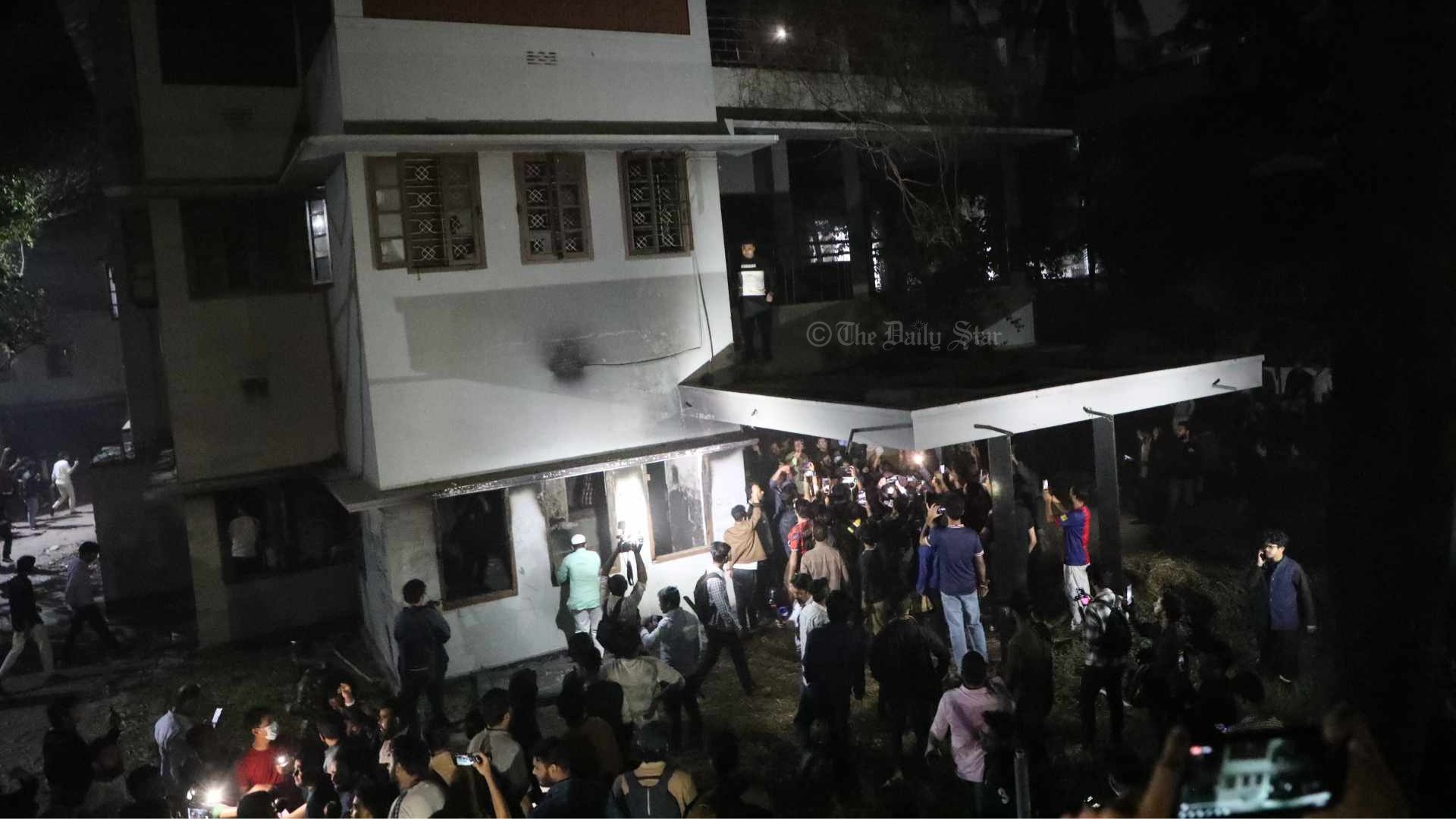 ধানমন্ডি ৩২ নম্বরে বিক্ষুব্ধ জনতার ভাঙচুর, আগুন