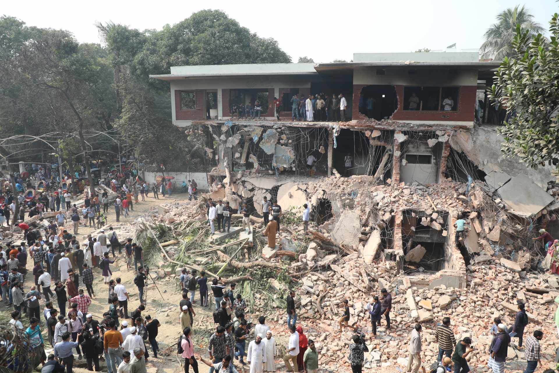 এক্সকাভেটর চলে গেছে, হাতুড়ি-শাবল দিয়ে ভাঙা চলছে ধানমন্ডি ৩২