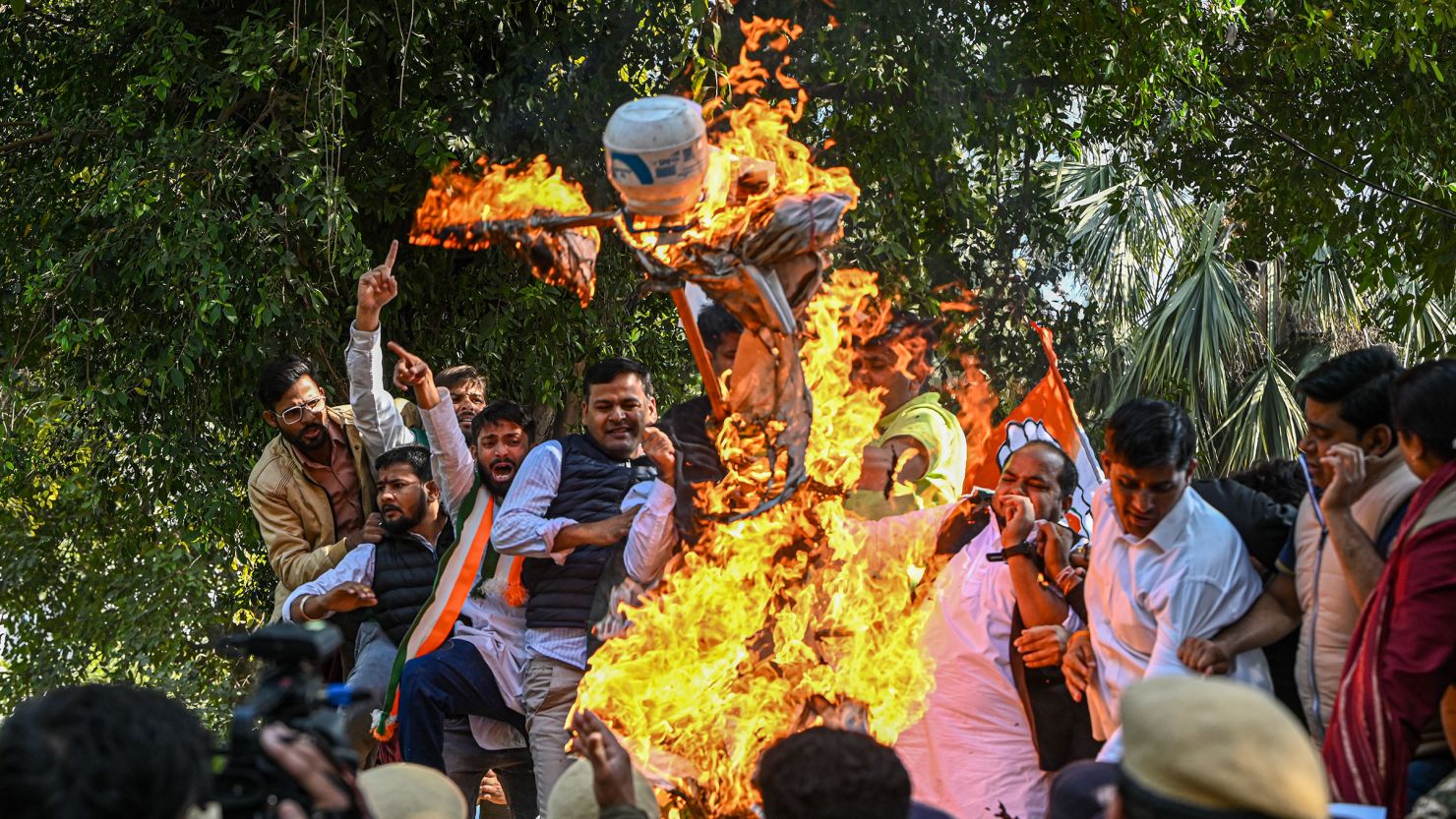 ‘অমানবিক অভিবাসী বিতাড়নে’ ভারতে ক্ষোভ, ট্রাম্পের কুশপুত্তলিকা দাহ