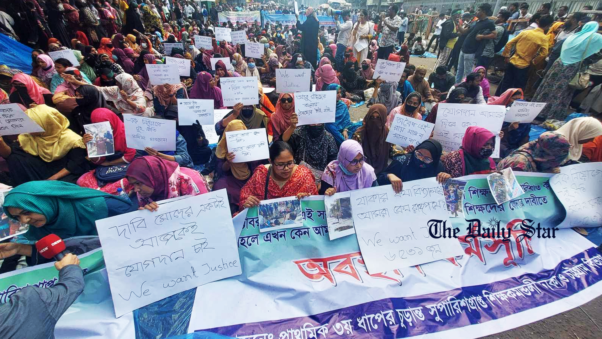 আজও শাহবাগে অবস্থান নিয়েছেন প্রাথমিকের নিয়োগ বাতিল হওয়া প্রার্থীরা