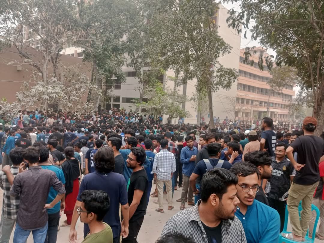 কুয়েট ভিসির পদত্যাগের দাবিতে শিক্ষার্থীদের অবস্থান, একাডেমিক কার্যক্রম বন্ধ