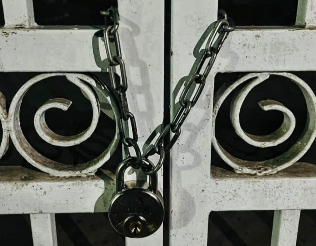 কুয়েট ভিসির বাসভবনে তালা, শিক্ষার্থীদের আন্দোলন চালিয়ে যাওয়ার ঘোষণা