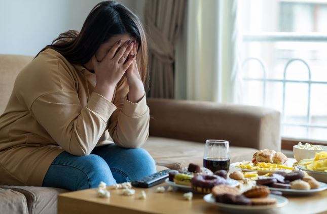 দুশ্চিন্তায় অতিরিক্ত খাওয়ার অভ্যাস ‘স্ট্রেস ইটিং’ প্রতিরোধে যা করবেন