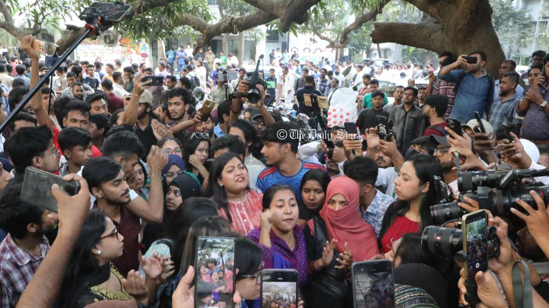 নতুন ছাত্র সংগঠন আত্মপ্রকাশের আগে ঢাবিতে বেসরকারি বিশ্ববিদ্যালয় শিক্ষার্থীদের বিক্ষোভ