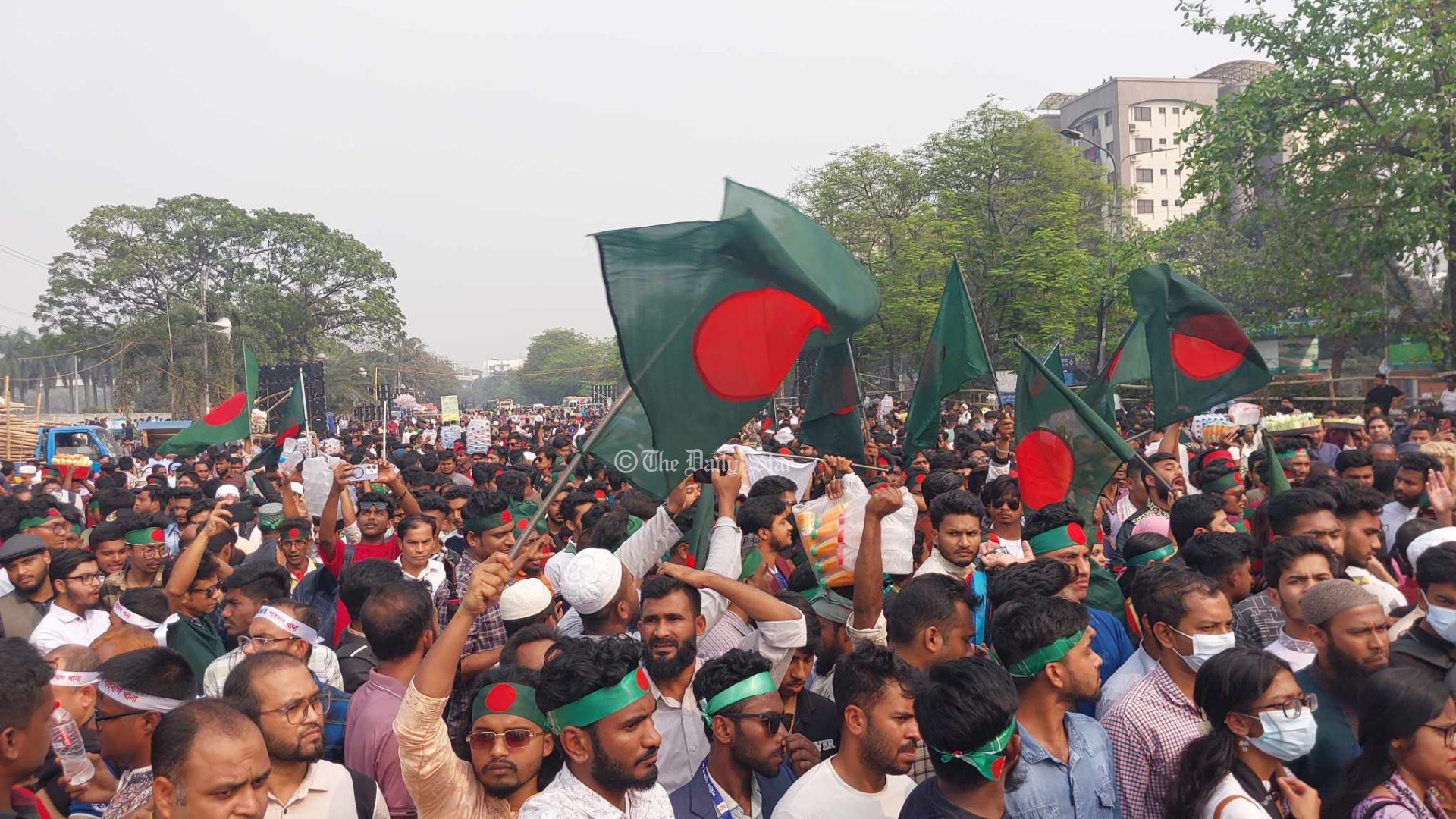 পতাকাশোভিত স্লোগানে মুখর মানিক মিয়া অ্যাভিনিউ