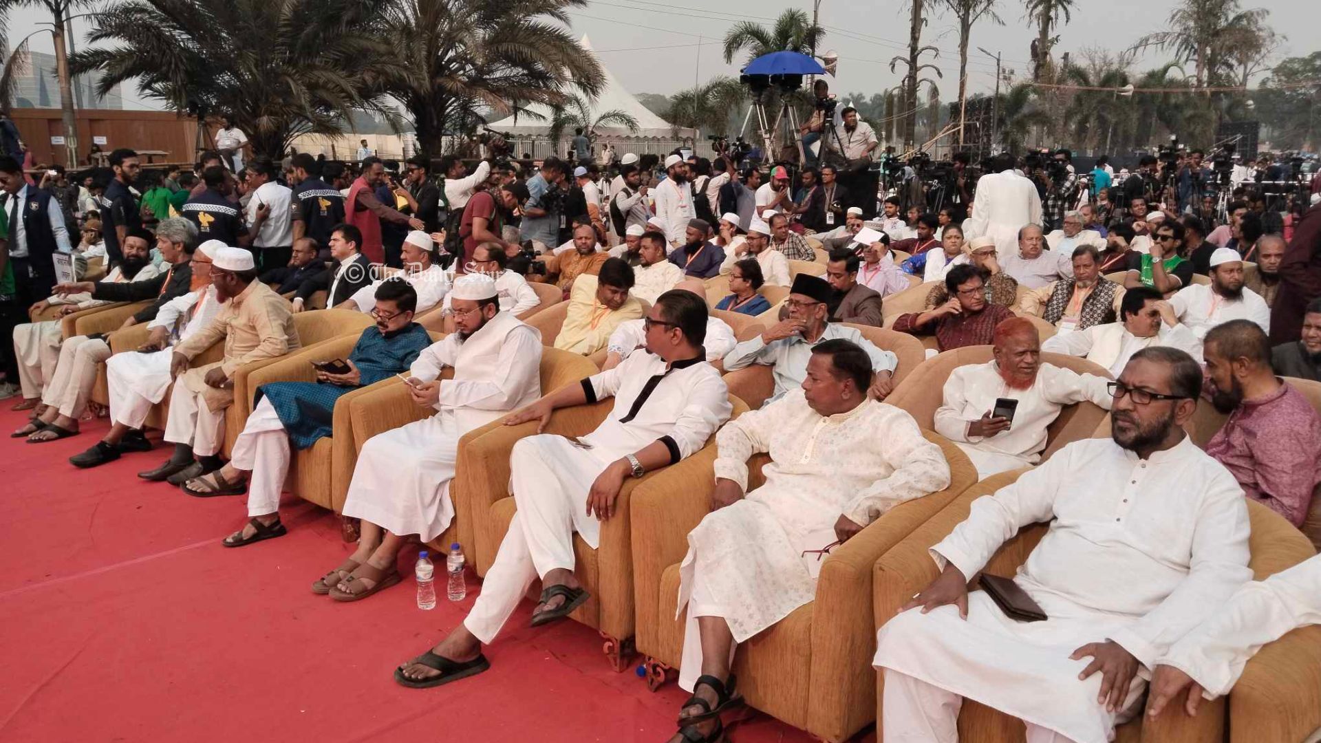 ‘জাতীয় নাগরিক পার্টি’র আত্মপ্রকাশ: অনুষ্ঠানস্থলে রাজনৈতিক নেতা ও কূটনীতিকরা