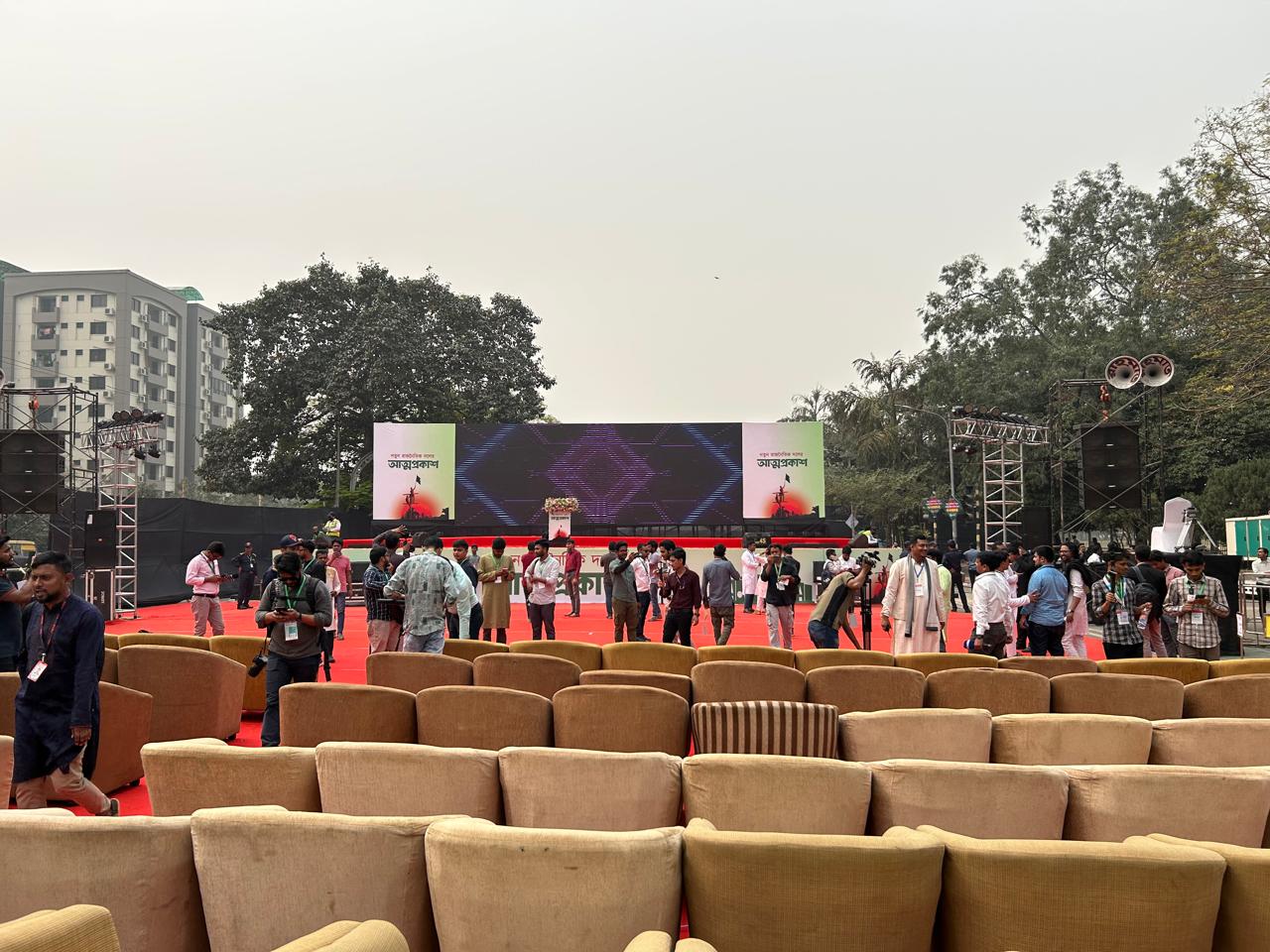 আত্মপ্রকাশের মঞ্চ প্রস্তুত, জমায়েত হচ্ছে মানুষ