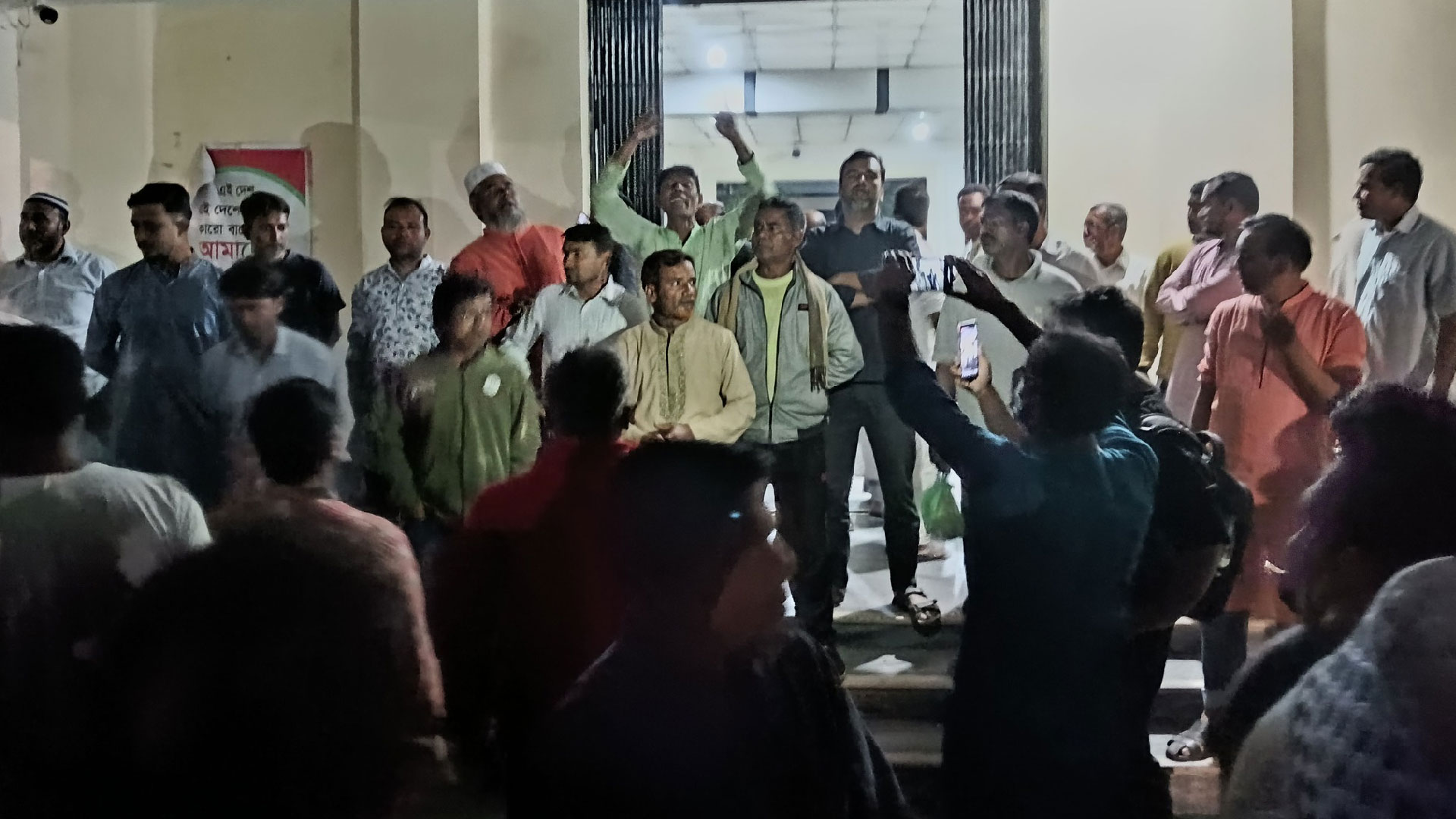 রাবি উপাচার্যের আশ্বাসে মাস্টাররোল কর্মচারীদের আন্দোলন স্থগিত