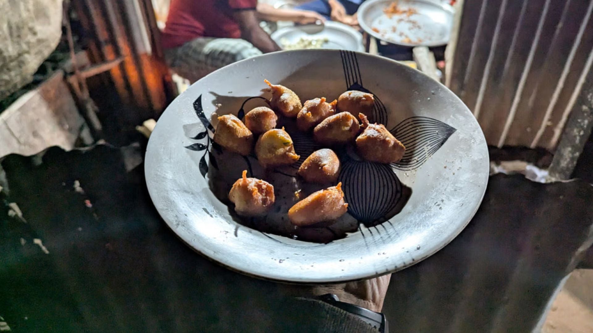 মাদারীপুর যাচ্ছেন? ৩ টাকার ডিম চপের স্বাদ নিতে ভুলবেন না