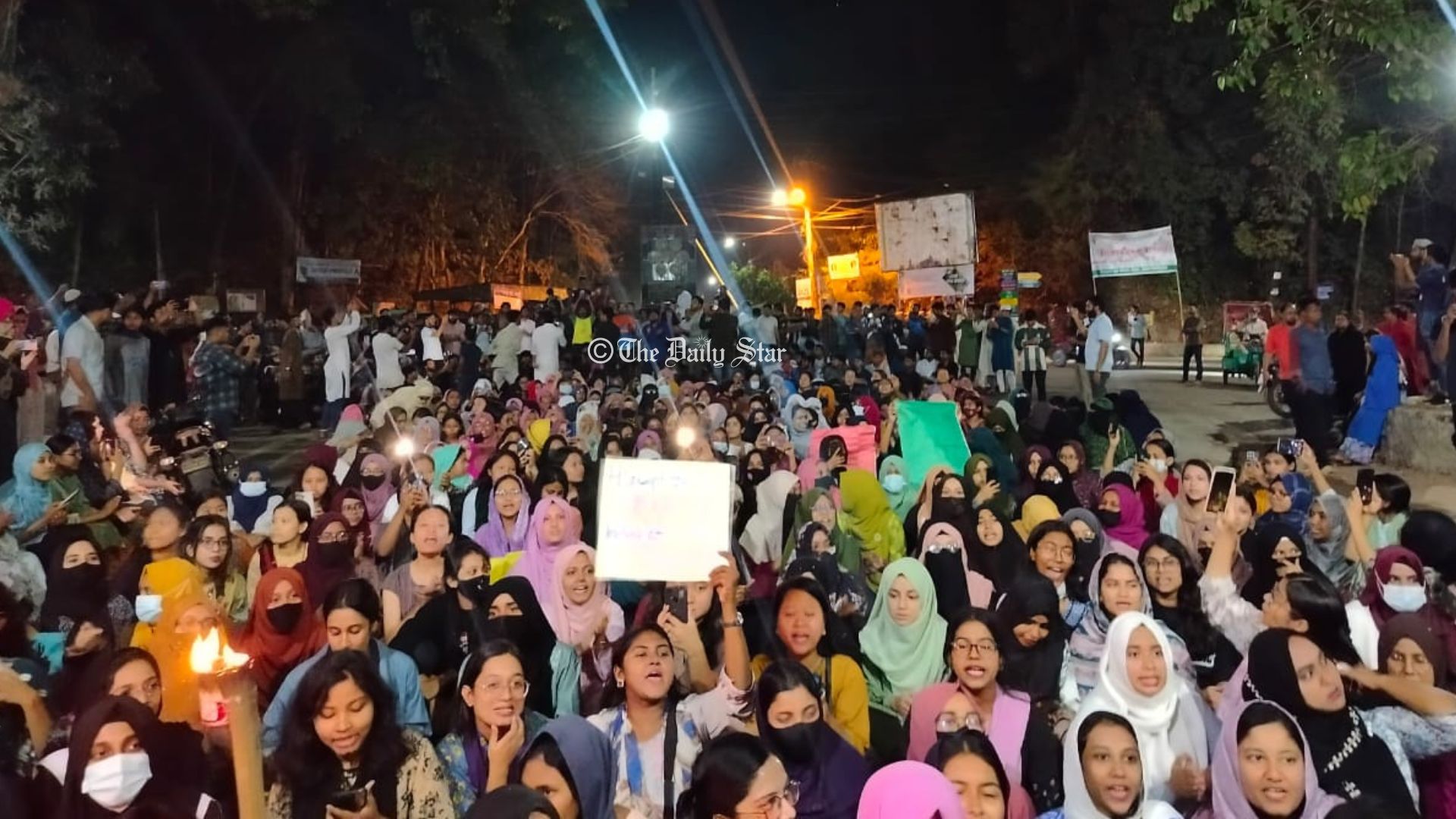 ‘আমার বোনের কান্না, আর না আর না’ স্লোগানে উত্তাল চবি