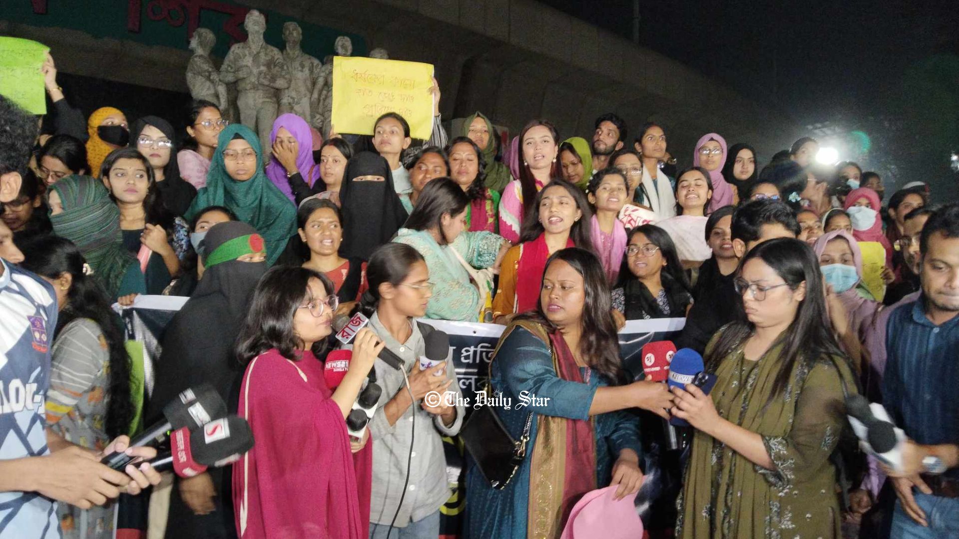 ধর্ষণ ও নারী নিপীড়নের প্রতিবাদে রাজু ভাস্কর্যের সামনে ঢাবি শিক্ষার্থীদের বিক্ষোভ