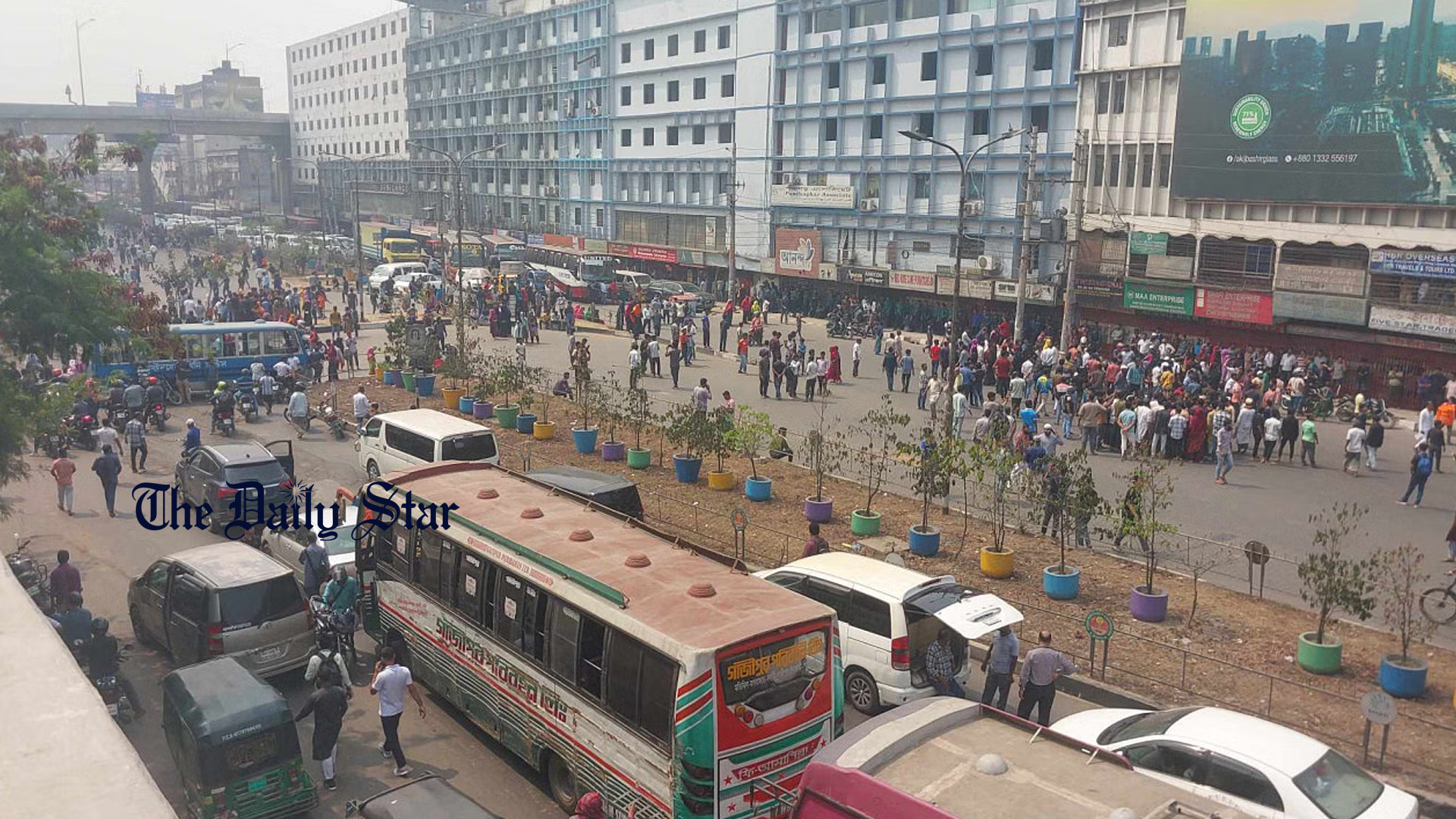 বনানী সড়ক-এক্সপ্রেসওয়ে বন্ধ, মানুষের চরম ভোগান্তি