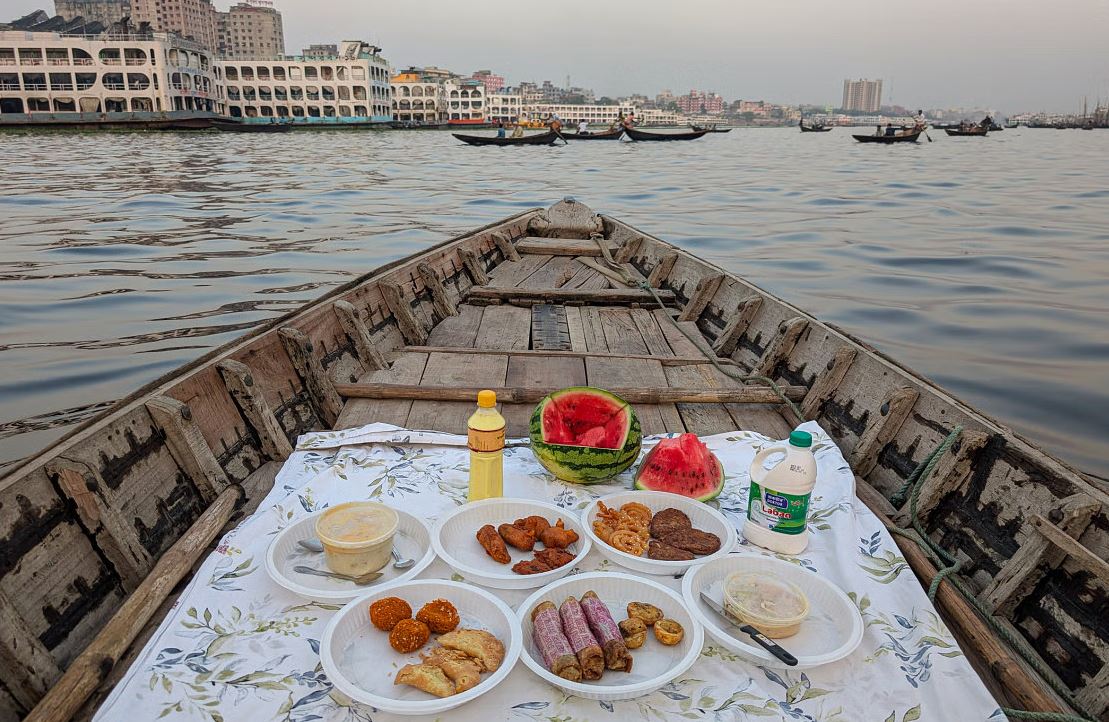 সূর্যাস্ত, মৃদু হাওয়া আর ইফতার: বুড়িগঙ্গার বুকে এক জাদুকরী সন্ধ্যা