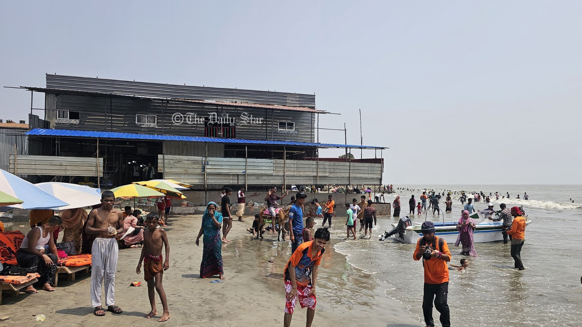 কুয়াকাটা সৈকত দখল করে ‘ঝুঁকিপূর্ণ’ মার্কেট নির্মাণ