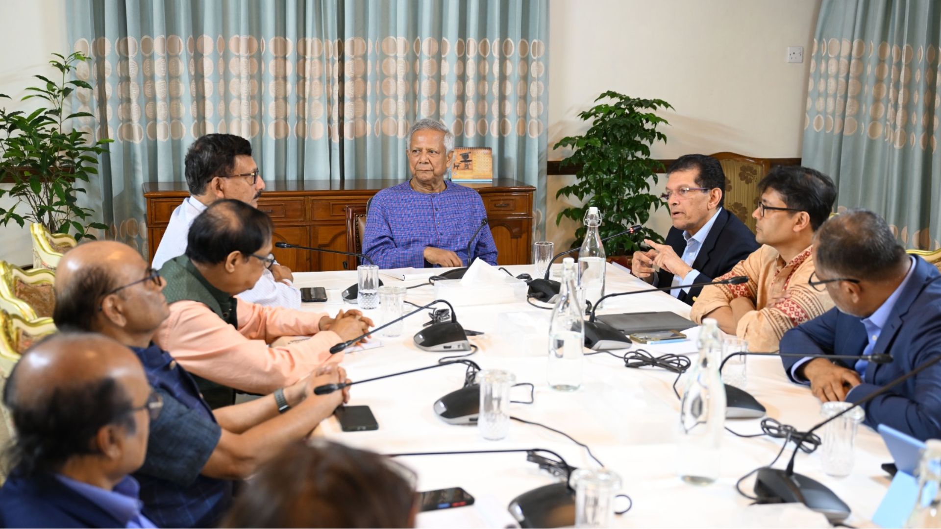 ট্রাম্প-শুল্ক: জরুরি বৈঠকে প্রধান উপদেষ্টা