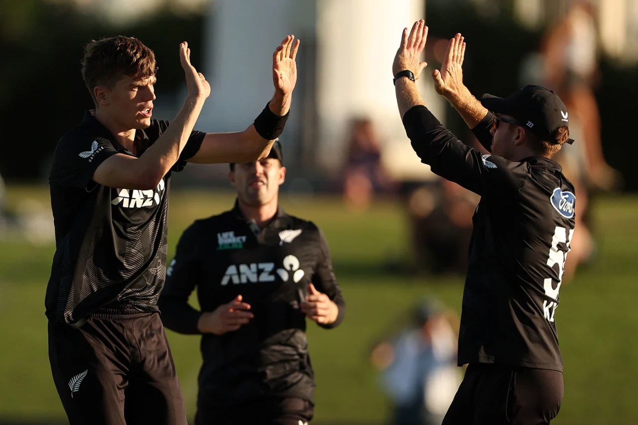আবার সিয়ার্সের পাঁচ উইকেট, টানা দ্বিতীয় ম্যাচে কনকাশন বদলি নেওয়া পাকিস্তান হোয়াটওয়াশড