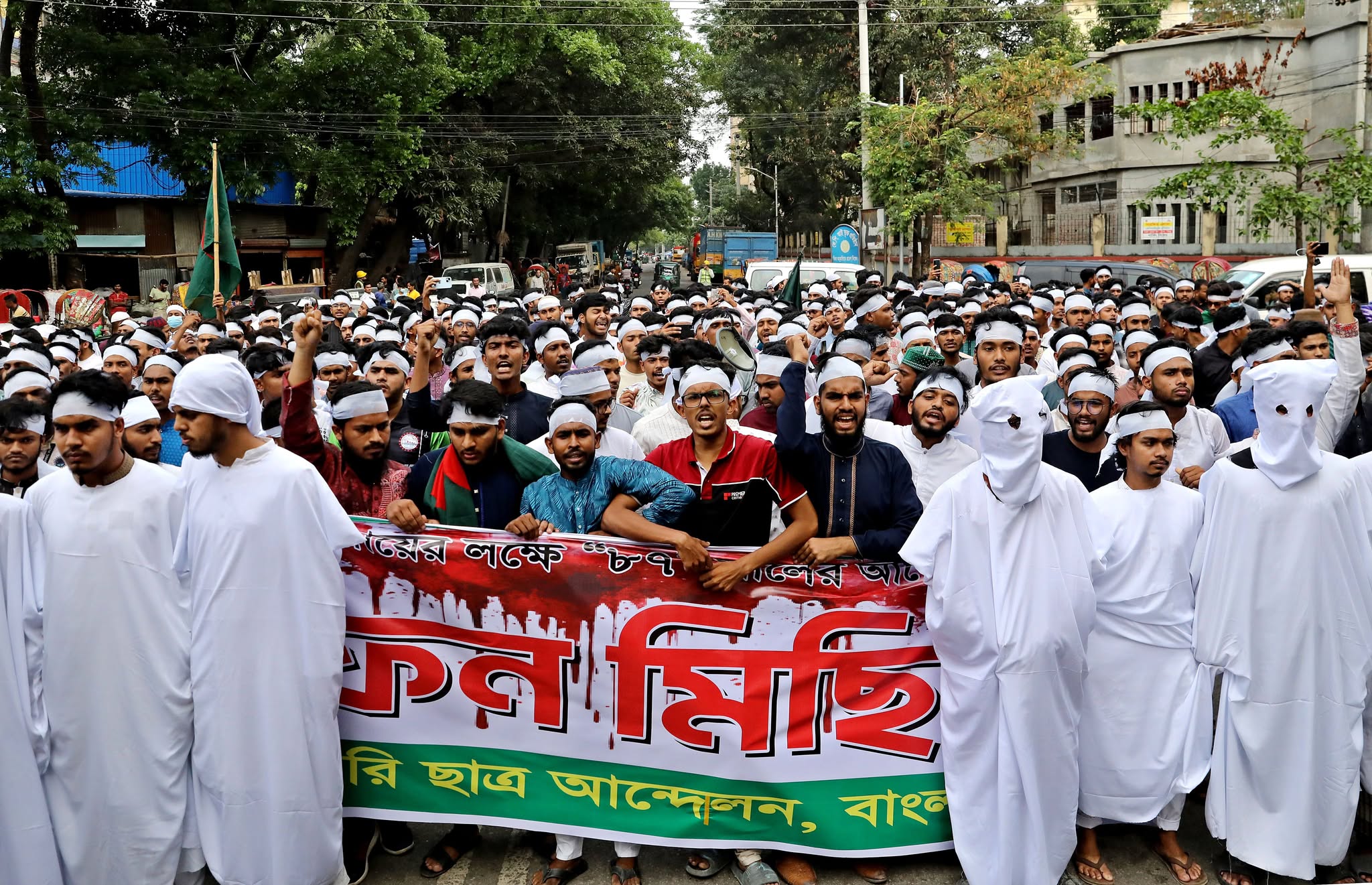 কাফনের কাপড় পরে পলিটেকনিক শিক্ষার্থীদের মিছিল