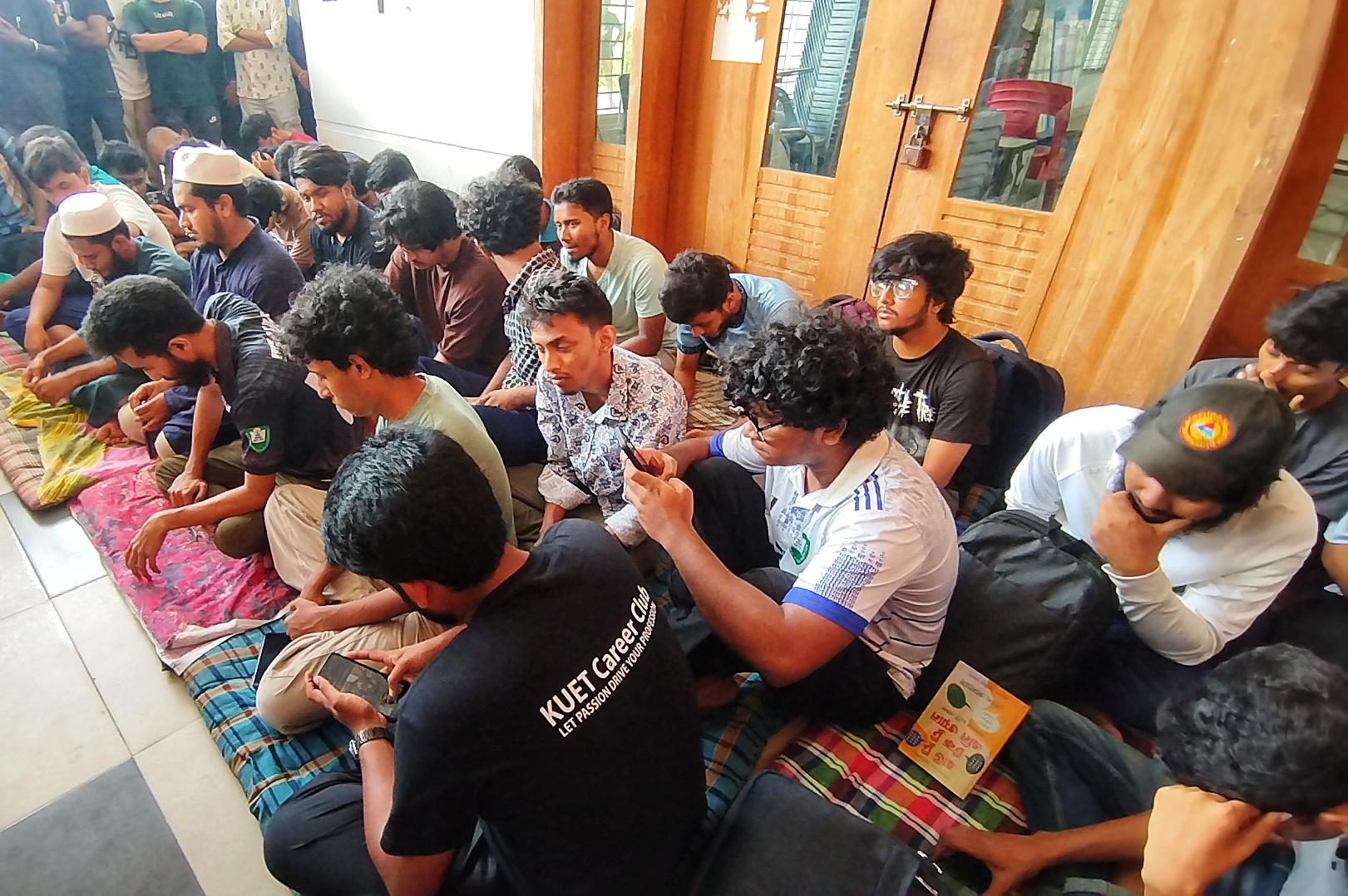 কুয়েট ভিসির পদত্যাগ দাবিতে আমরণ অনশনে শিক্ষার্থীরা