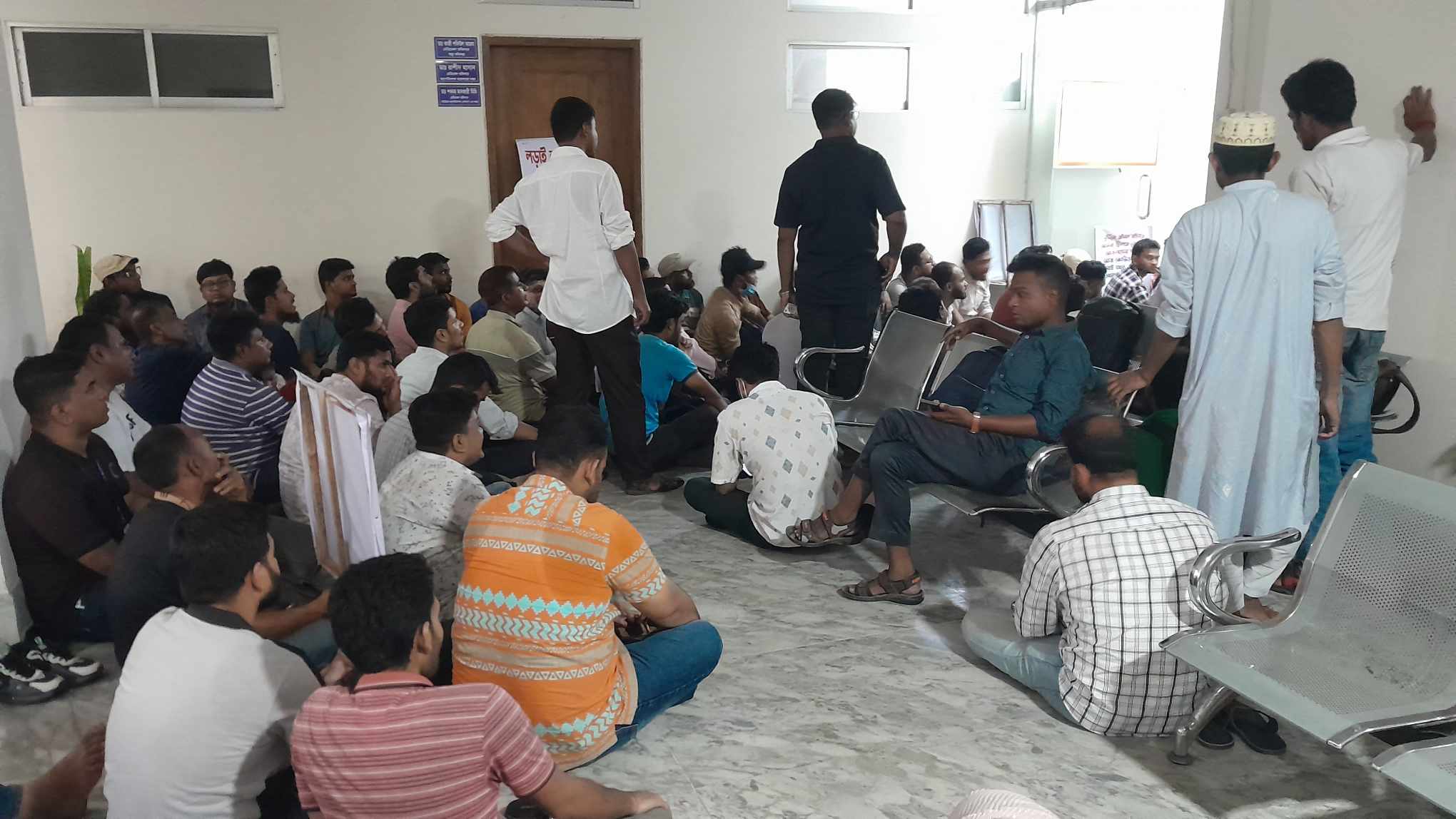 কোভিড-১৯ প্রকল্পের চাকরি স্থায়ী করার দাবিতে স্বাস্থ্য অধিদপ্তরের সামনে বিক্ষোভ