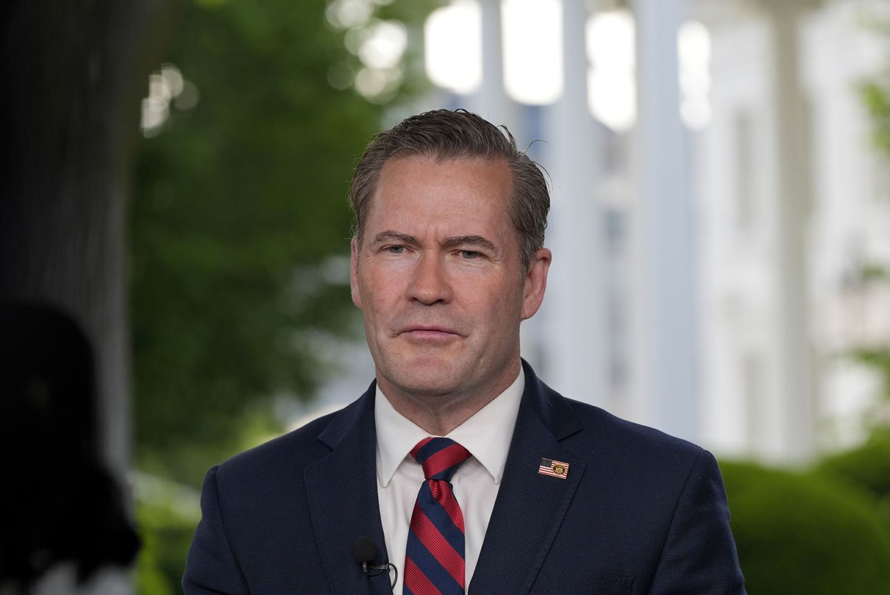 জাতীয় নিরাপত্তা উপদেষ্টাকে সরিয়ে দিলেন ট্রাম্প