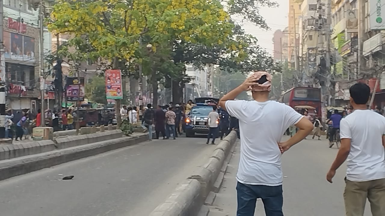 আইভীকে বহন করা পুলিশের গাড়িতে হামলা, ককটেল বিস্ফোরণ