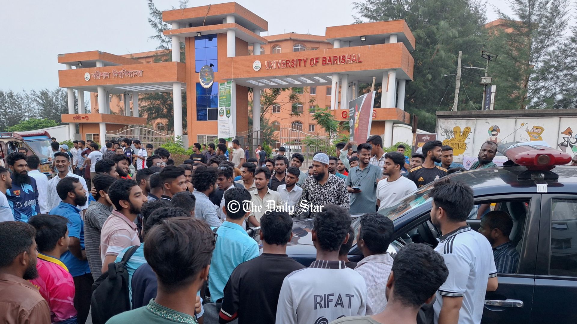 আন্দোলনের মুখে বরিশাল বিশ্ববিদ্যালয়ের ভিসি-প্রোভিসি-ট্রেজারারকে অব্যাহতি