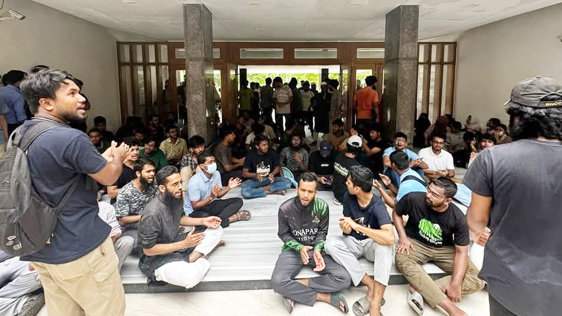 আবার আন্দোলনে কুয়েট শিক্ষার্থীরা, শ্রেণিকক্ষে ফেরেননি শিক্ষক