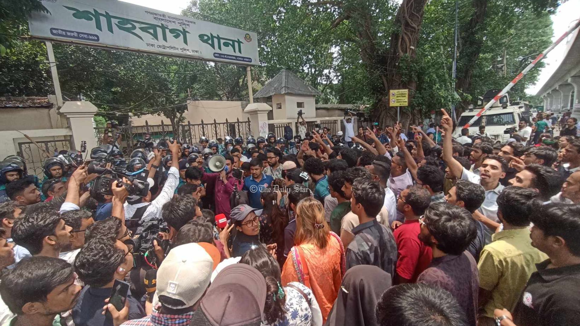 সাম্য হত্যা: শাহবাগ থানা ঘেরাও করে জড়িতদের গ্রেপ্তারে ৪৮ ঘণ্টার আলটিমেটাম