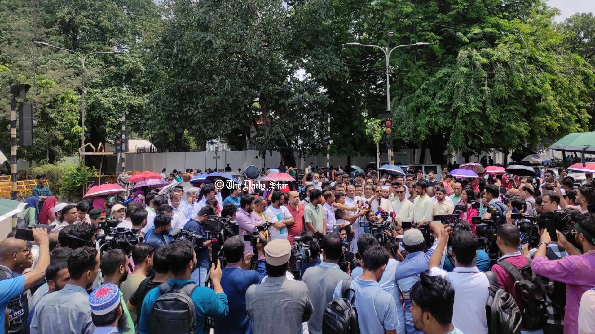 কাকরাইল মোড়ে জবি শিক্ষক-শিক্ষার্থীদের জমায়েত শুরু, চলছে অনশনের প্রস্তুতি