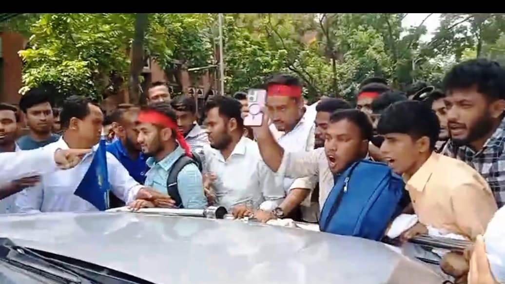 অটোপাসের দাবিতে জাতীয় বিশ্ববিদ্যালয়ের উপাচার্যের ওপর হামলা