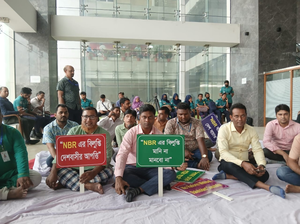 আজও এনবিআর কর্মকর্তাদের কর্মবিরতি, স্থবির রাজস্ব কার্যক্রম