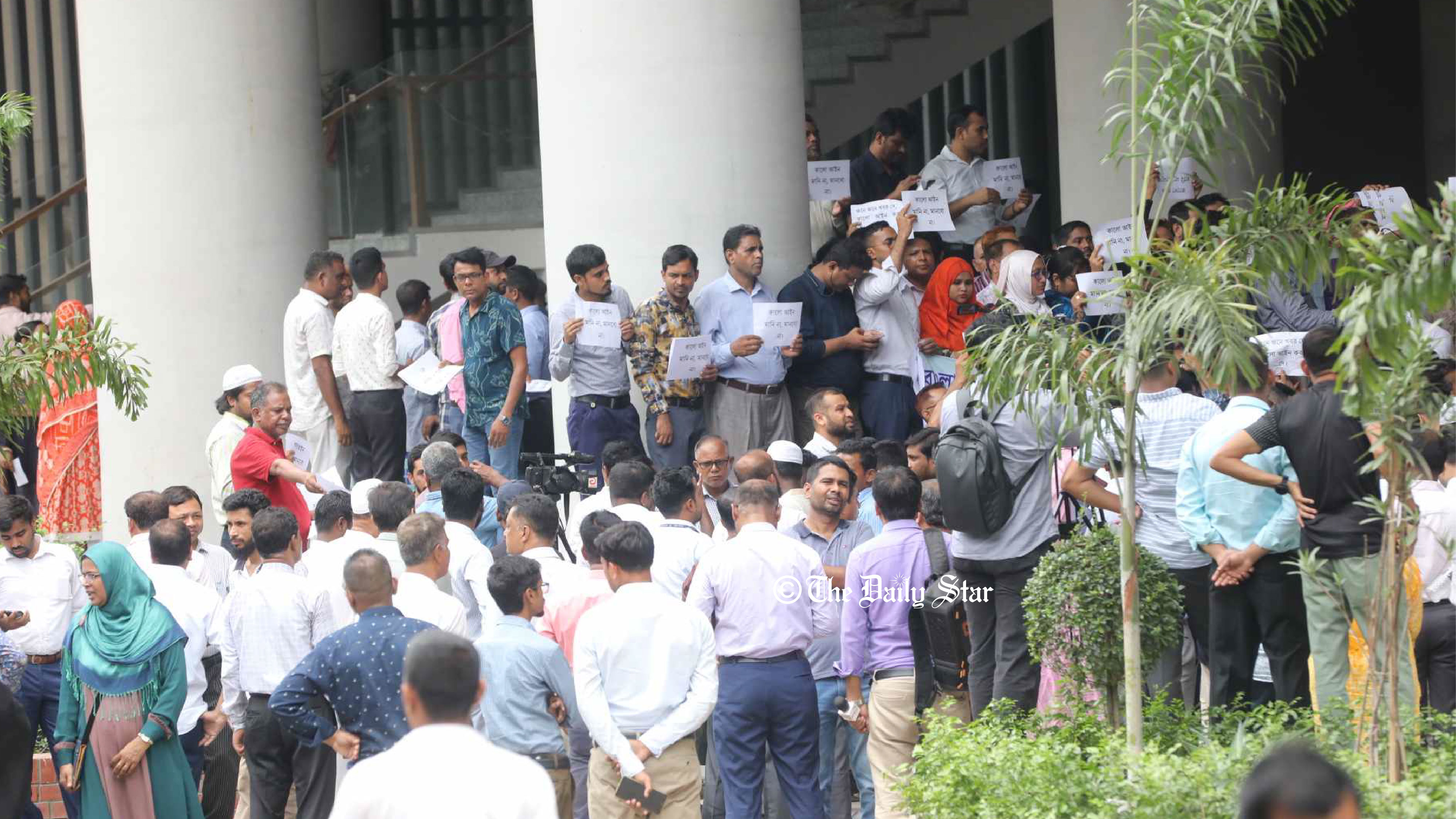 সরকারি চাকরি আইন সংশোধনের প্রতিবাদে সচিবালয়ে আজও বিক্ষোভ-মিছিল