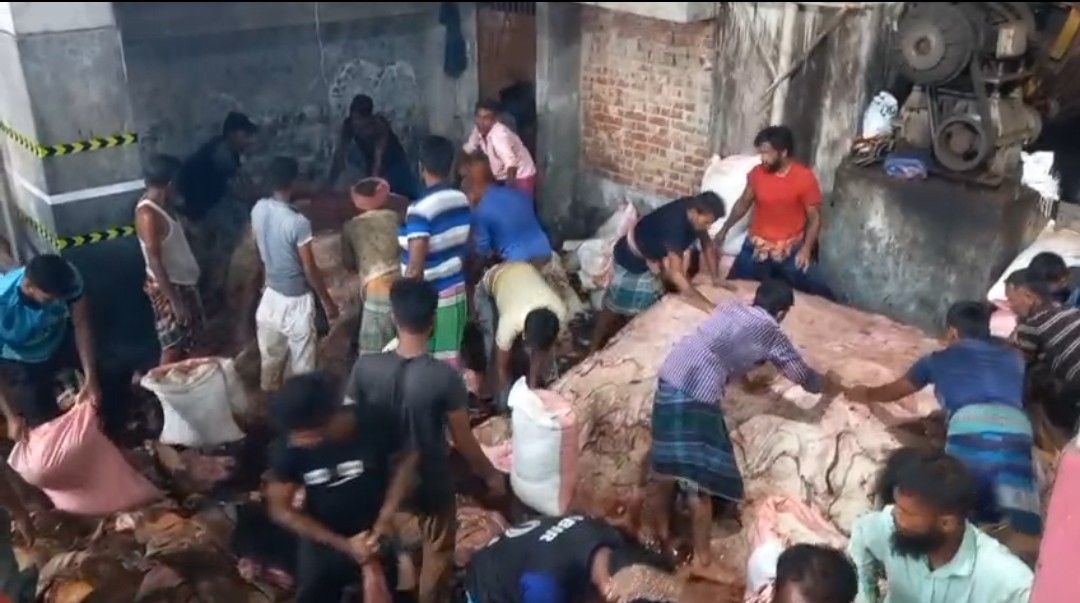 চামড়া সংরক্ষণে ব্যস্ত ট্যানারি শ্রমিক ও মালিকরা