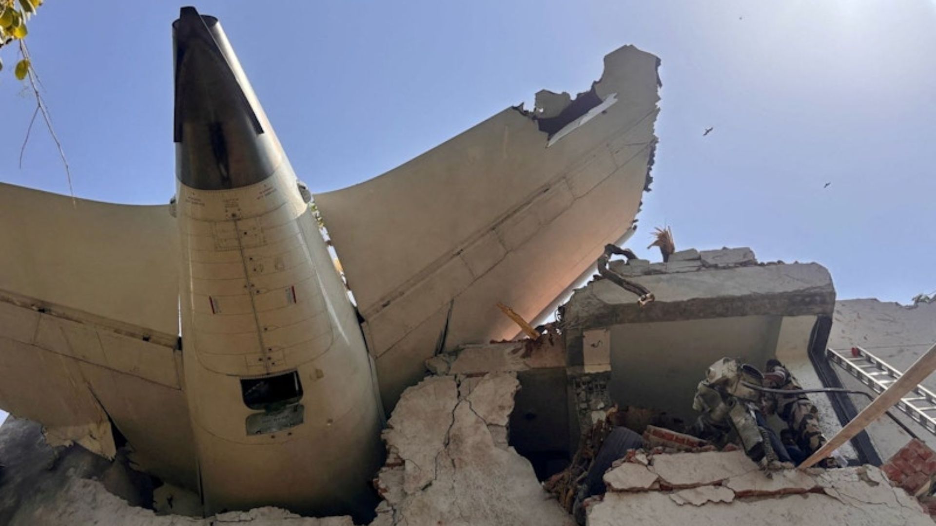 মেডিকেল হোস্টেলের ওপর আছড়ে পড়ে উড়োজাহাজটি, অন্তত ৫০ শিক্ষার্থী হাসপাতালে