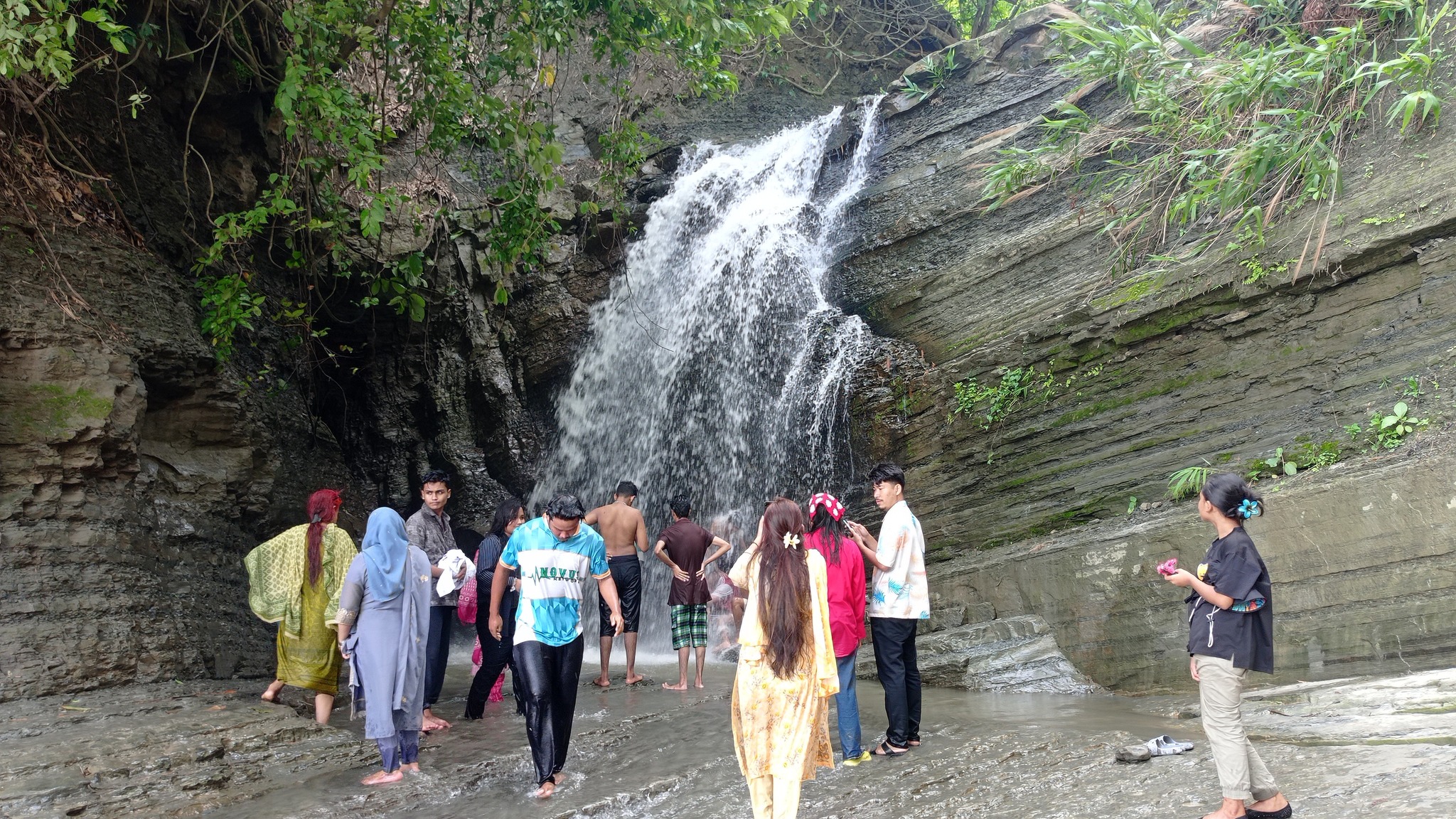 বর্ষায় প্রাণ ফিরেছে রাঙ্গামাটির ঝরনাগুলোর