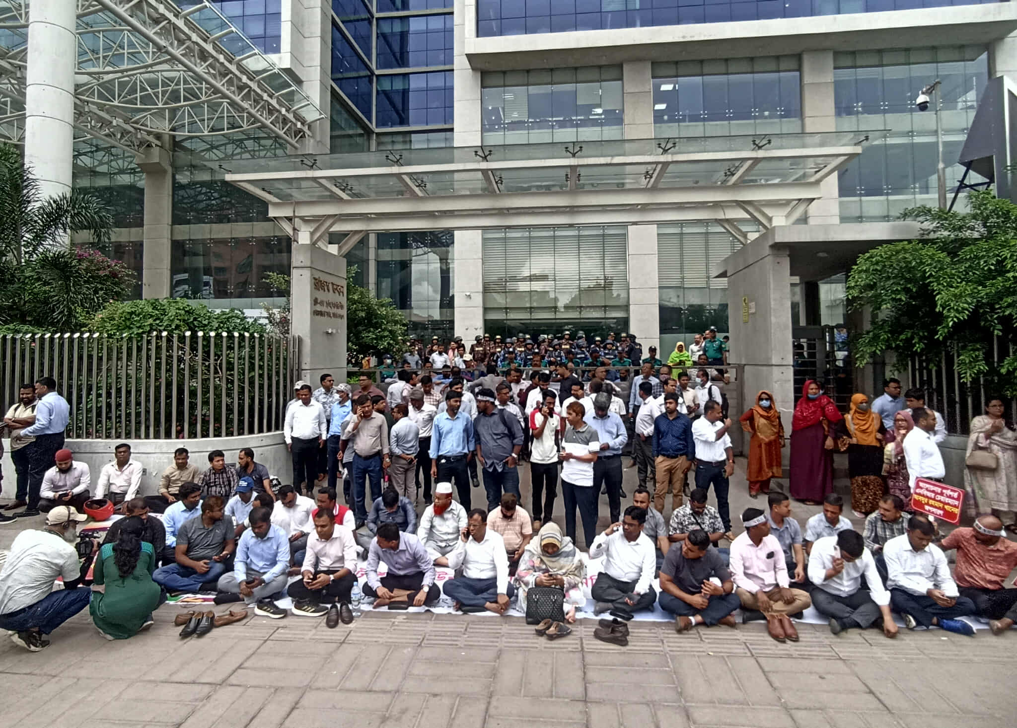 এনবিআর কর্মকর্তা-কর্মচারীরা কর্মস্থলে না ফিরলে সরকার কঠোর হবে