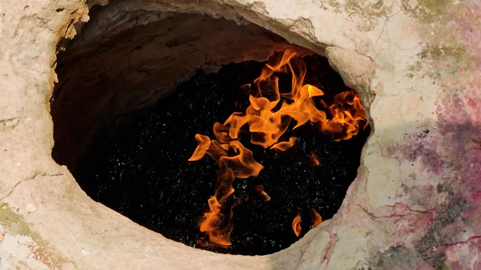 বাড়বকুণ্ড: ‘জলে আগুন জ্বলা’ দেখতে পাবেন যেখানে