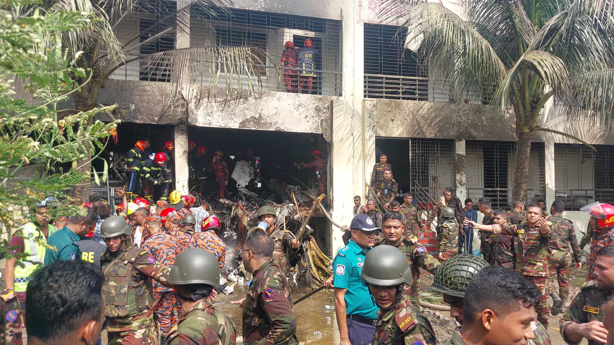 ‘চোখের সামনেই আছড়ে পড়ল বিমানটি’