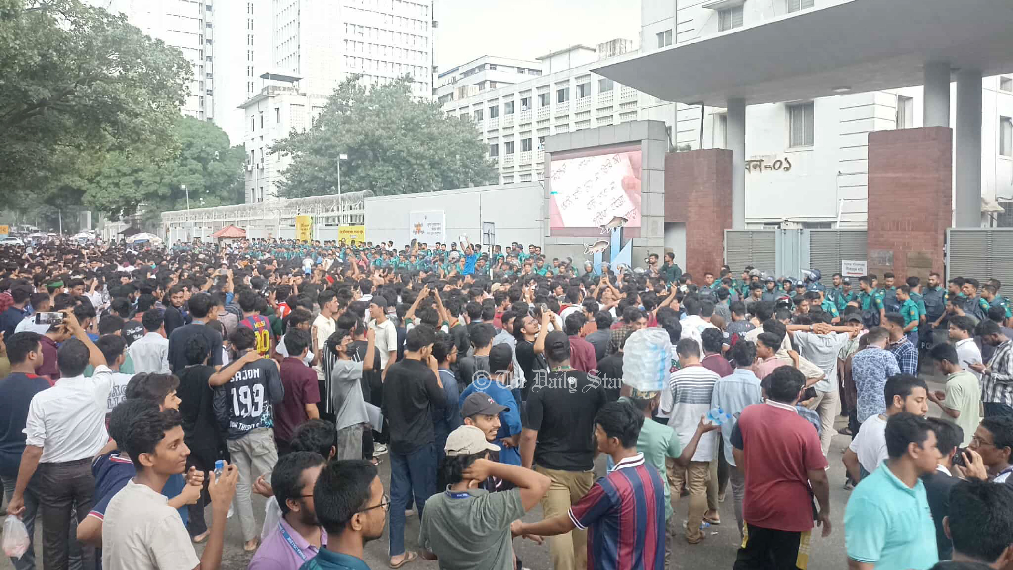 সচিবালয়ের ভেতরে ঢুকে পড়া শিক্ষার্থীদের লাঠিচার্জ, আহত অন্তত ৪০