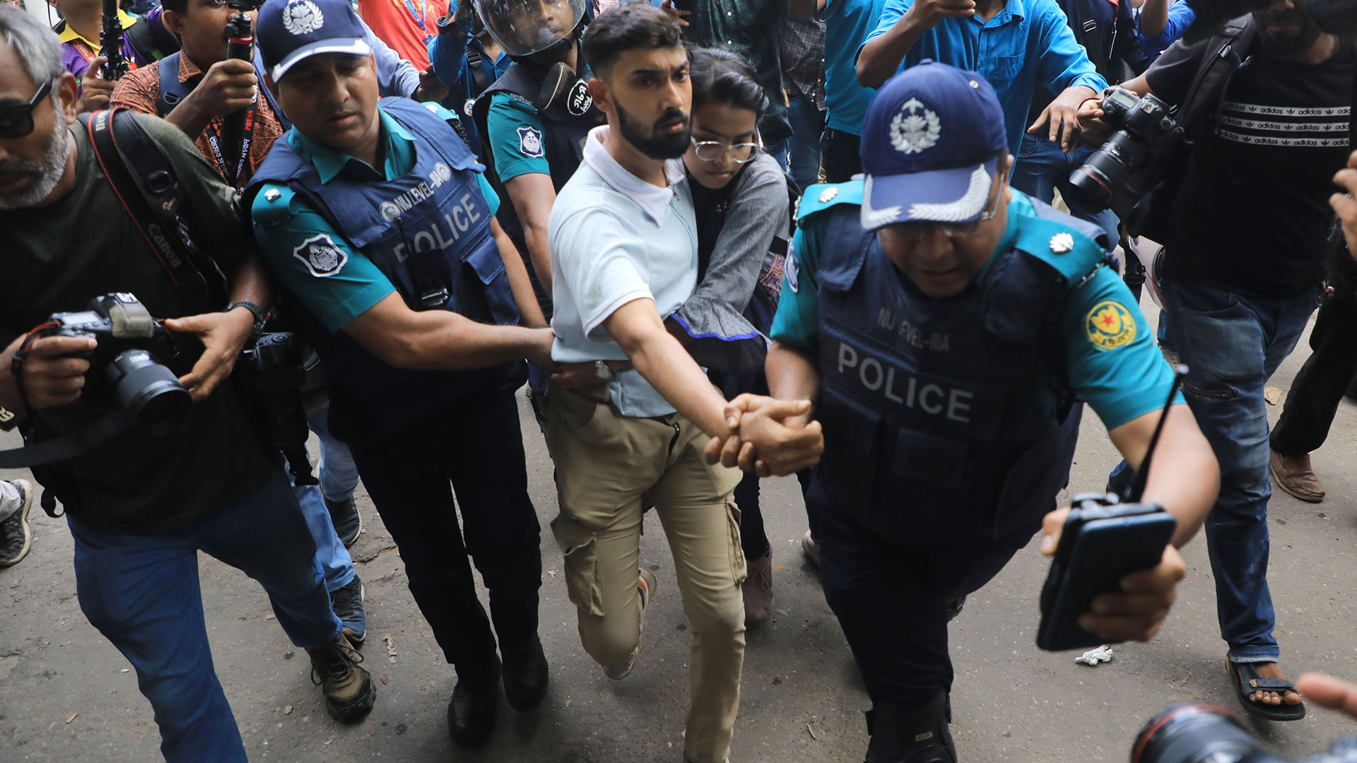 জুলাই ৩১: ‘মার্চ ফর জাস্টিস’ কর্মসূচিতে চড়াও পুলিশ, হাসিনা বললেন—‘আমার অপরাধটা কী’