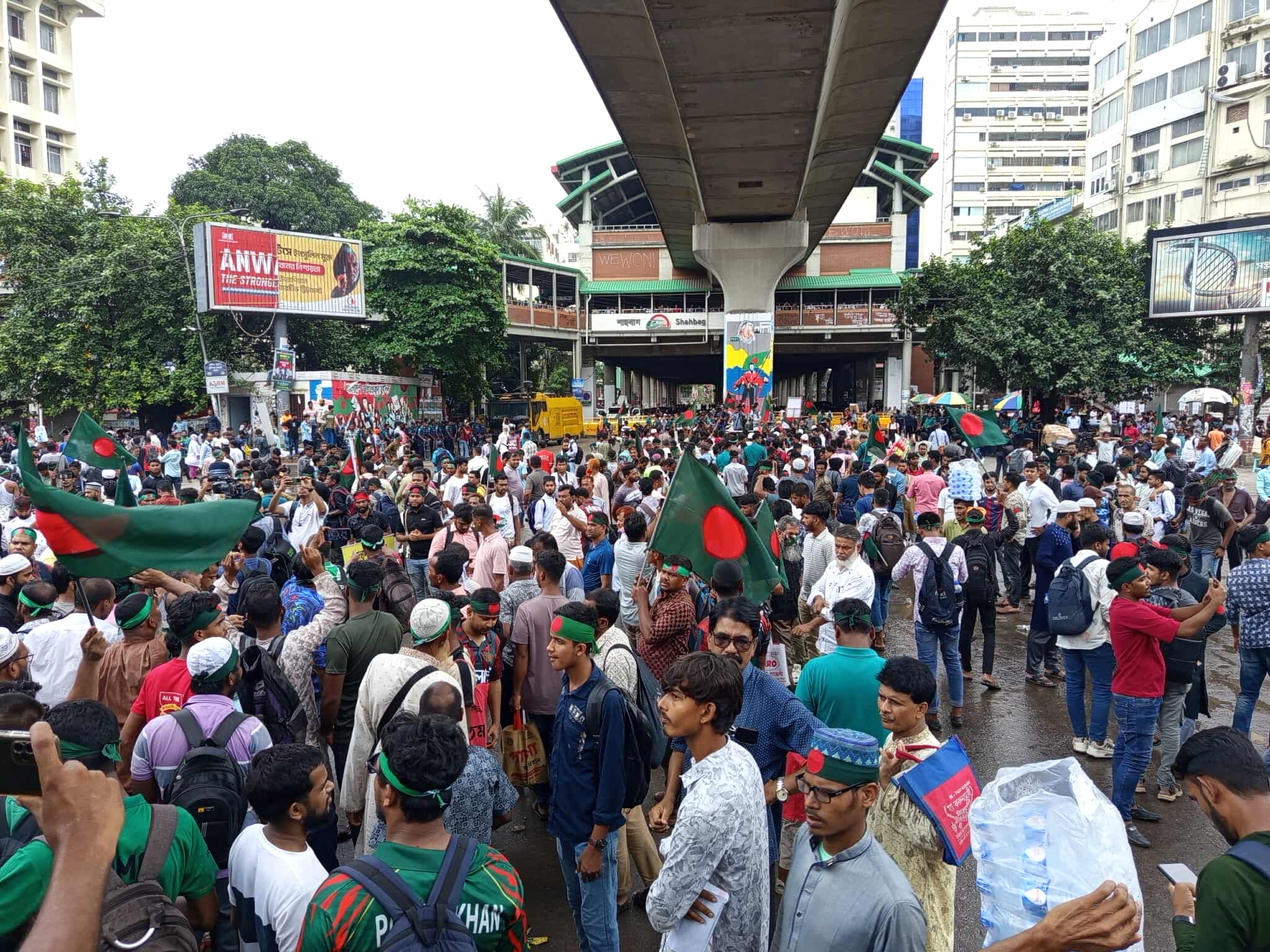 জুলাই সনদ বাস্তবায়নের দাবিতে শাহবাগ মোড় অবরোধ