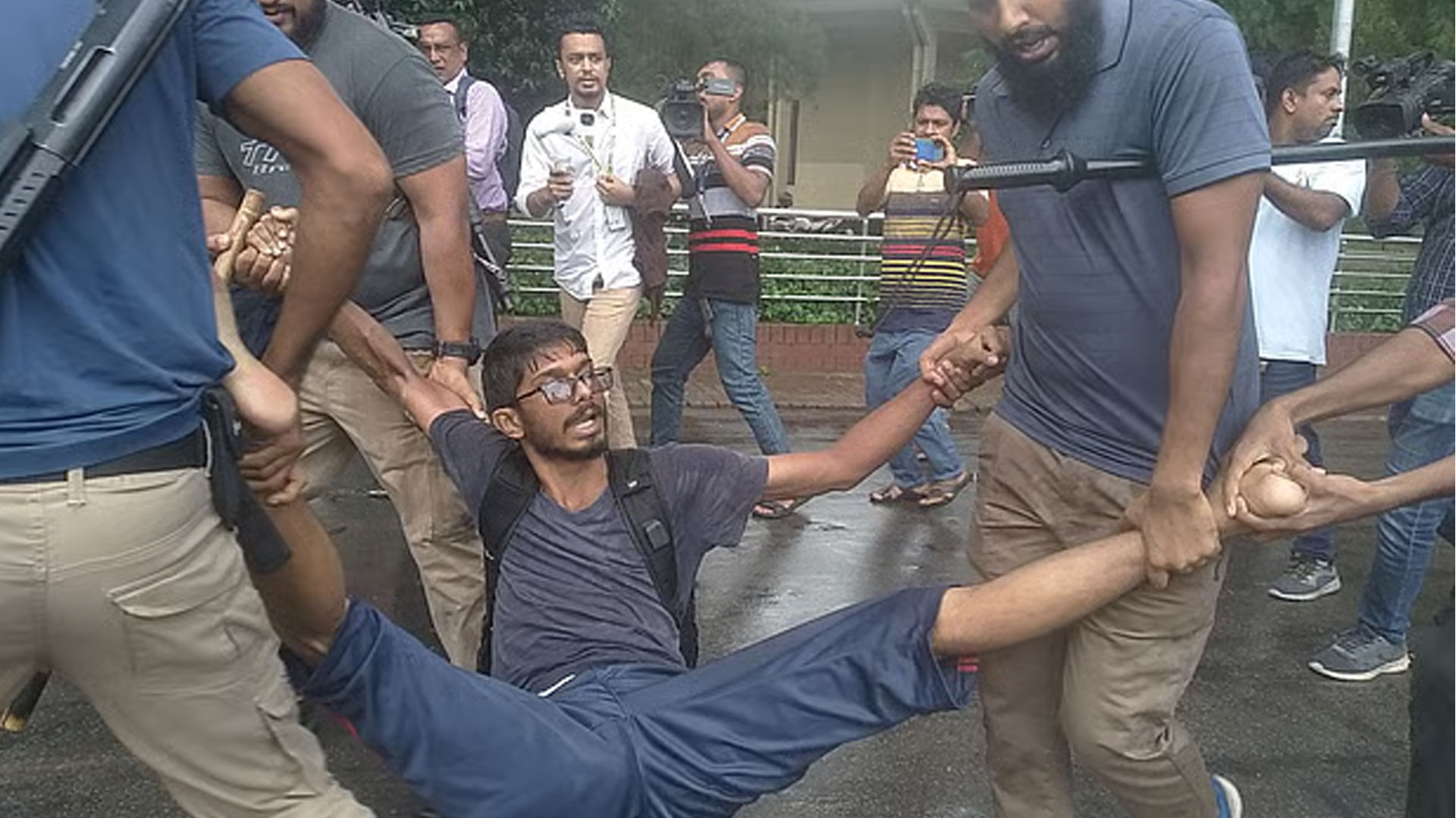 জুলাই ৩২: জামায়াত নিষিদ্ধ করে প্রজ্ঞাপন, ৬ সমন্বয়ক মুক্ত, বিক্ষোভে উত্তাল দেশ