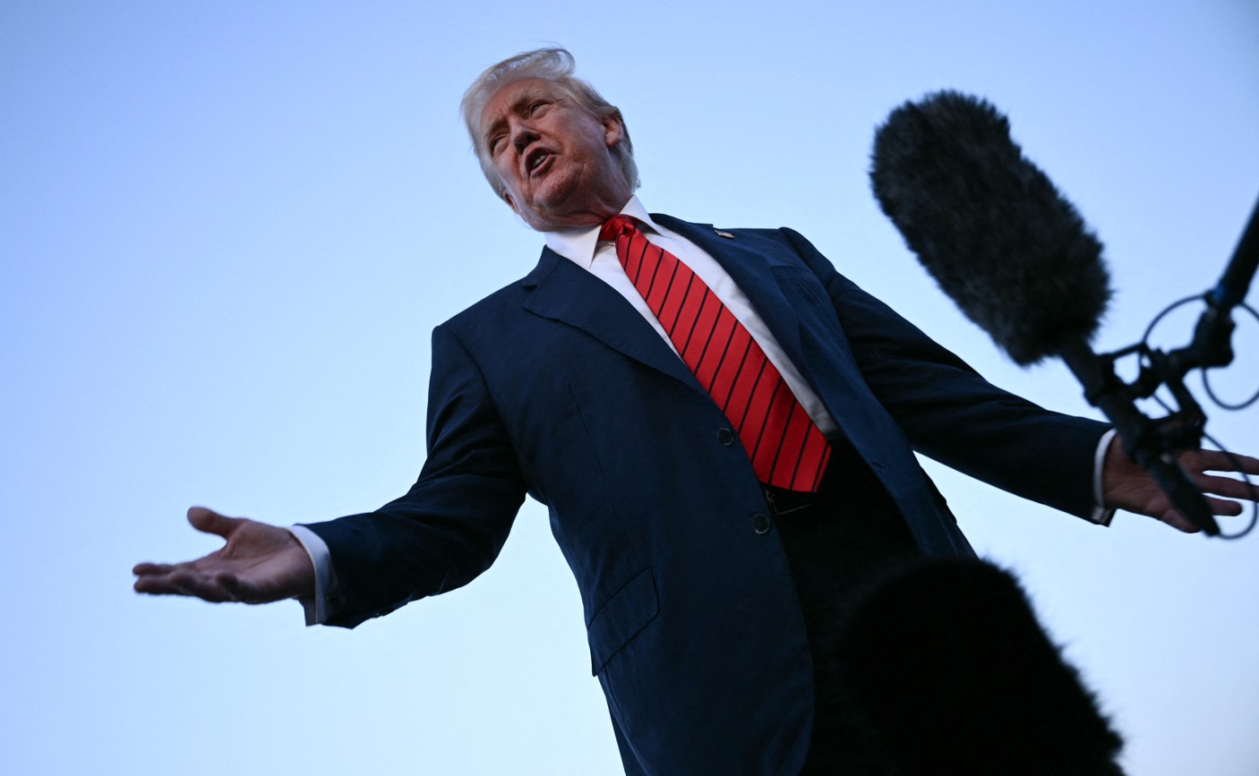 ভারতীয় পণ্যে আরও শুল্ক আরোপের হুমকি ট্রাম্পের, নয়াদিল্লির প্রতিবাদ 