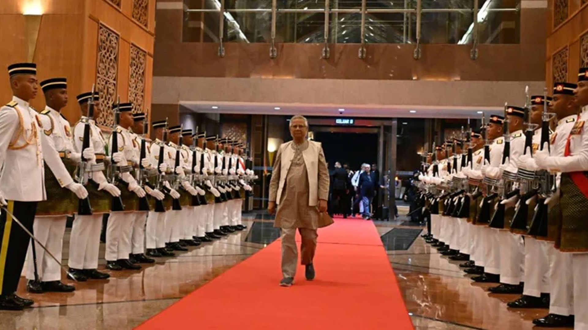 মালয়েশিয়ায় অধ্যাপক ইউনূসকে লাল গালিচা সংবর্ধনা