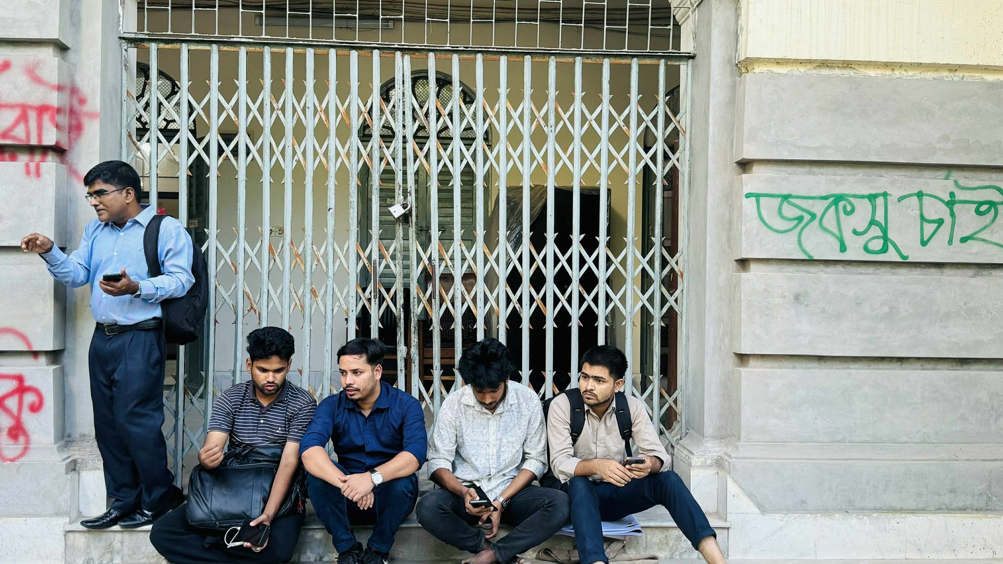 জকসু রোডম্যাপসহ ২ দাবিতে জবি শিক্ষার্থীদের ভিসি ভবনে তালা