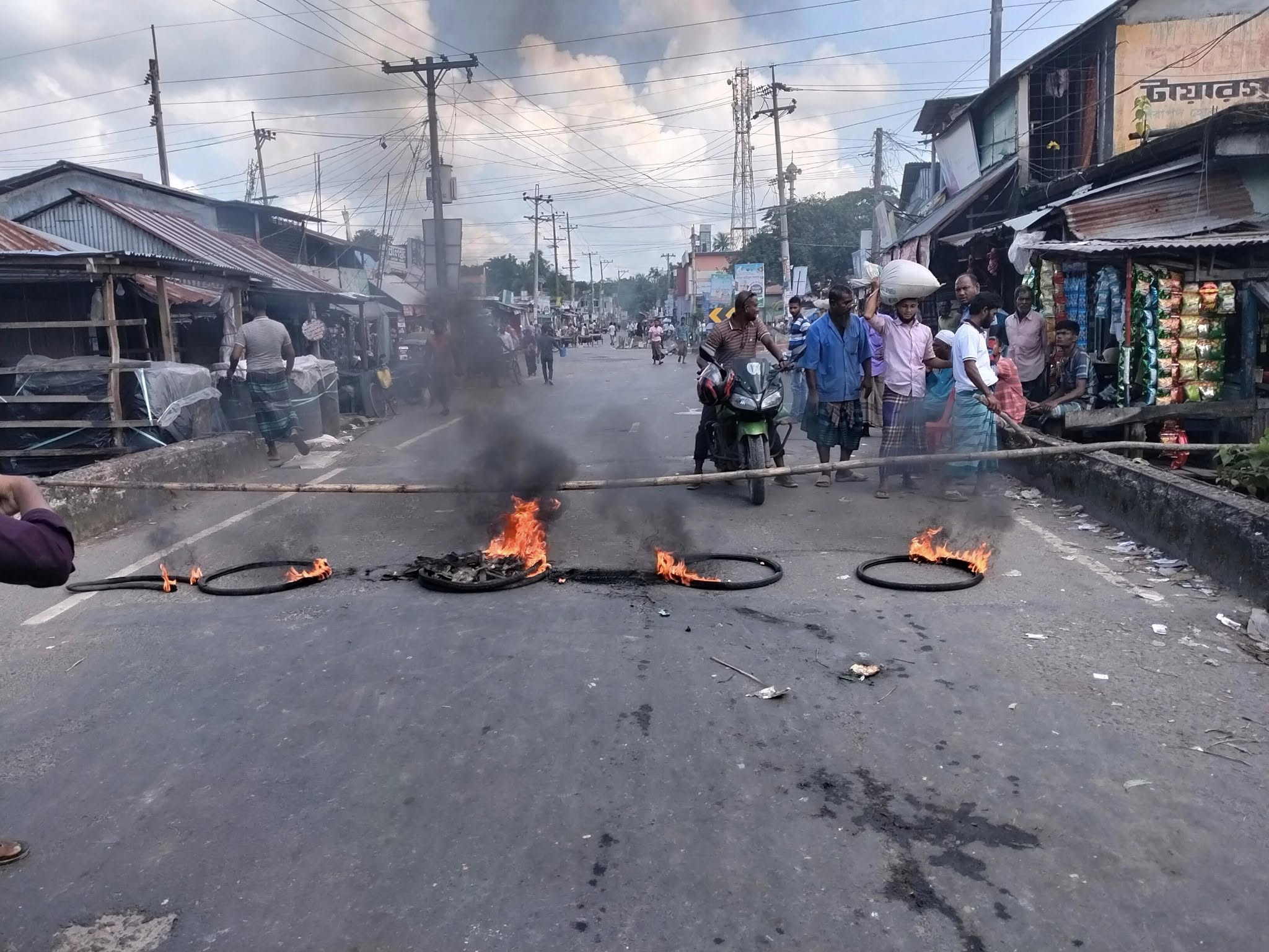 বাগেরহাটে ৪টি সংসদীয় আসন পুনর্বহালের দাবিতে চলছে হরতাল-অবরোধ