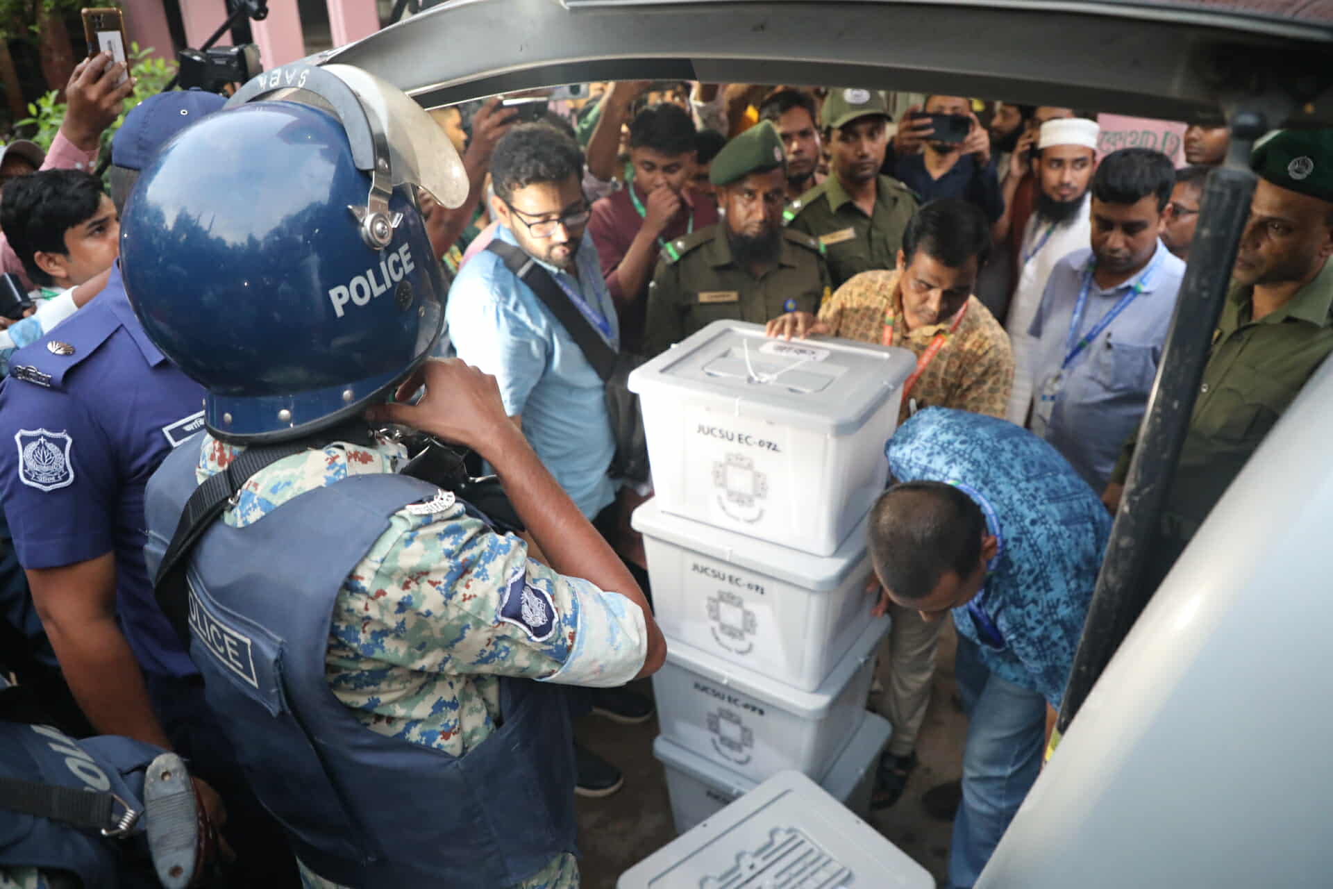 অনিয়ম-অভিযোগের মধ্য দিয়ে শেষ হলো জাকসুর ভোটগ্রহণ, গণনা শুরু ৭টায়