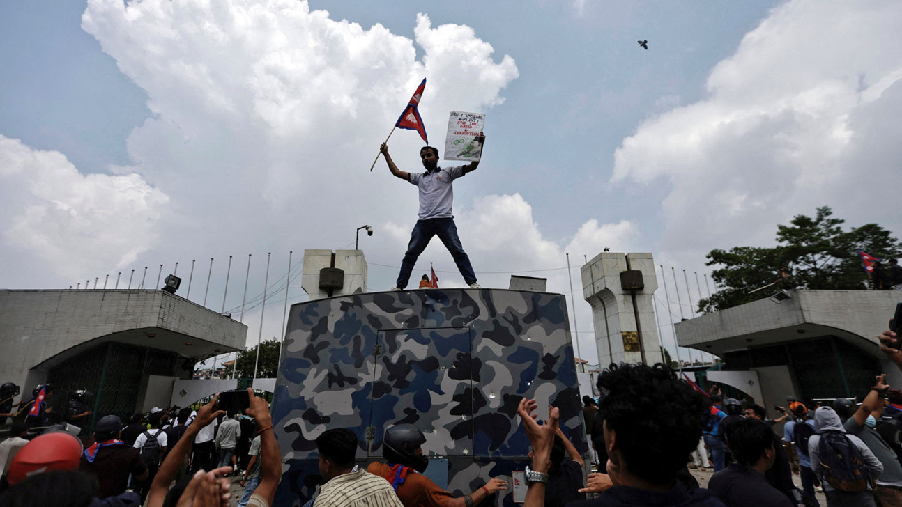 ‘রাজনীতিবিদরা ধনী হয় আর আমরা কষ্টে থাকি, তাই সরকার পতন ঘটাতে রাস্তায় নেমেছিলাম’