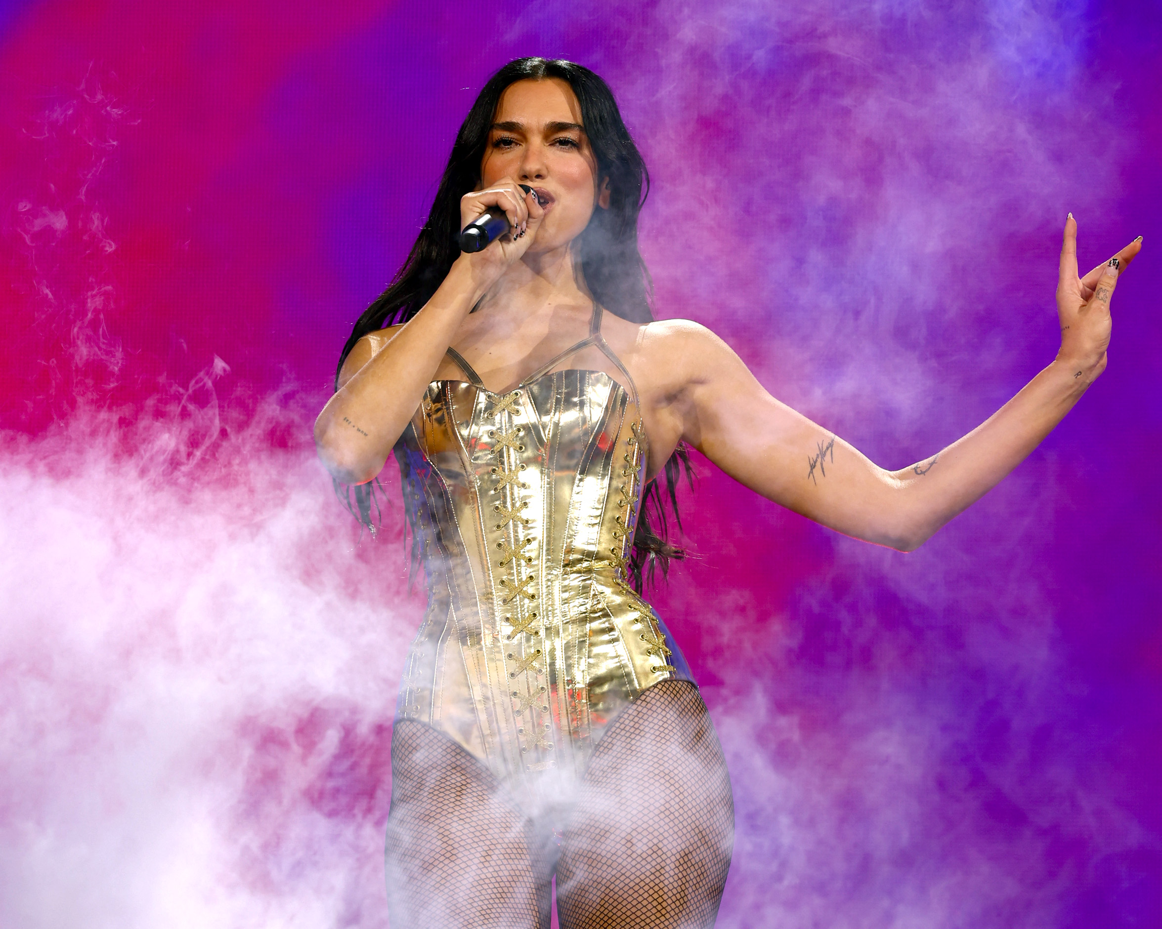 ইসরায়েলি গণহত্যা সমর্থনের দায়ে ম্যানেজারকে বরখাস্ত করলেন দুয়া লিপা